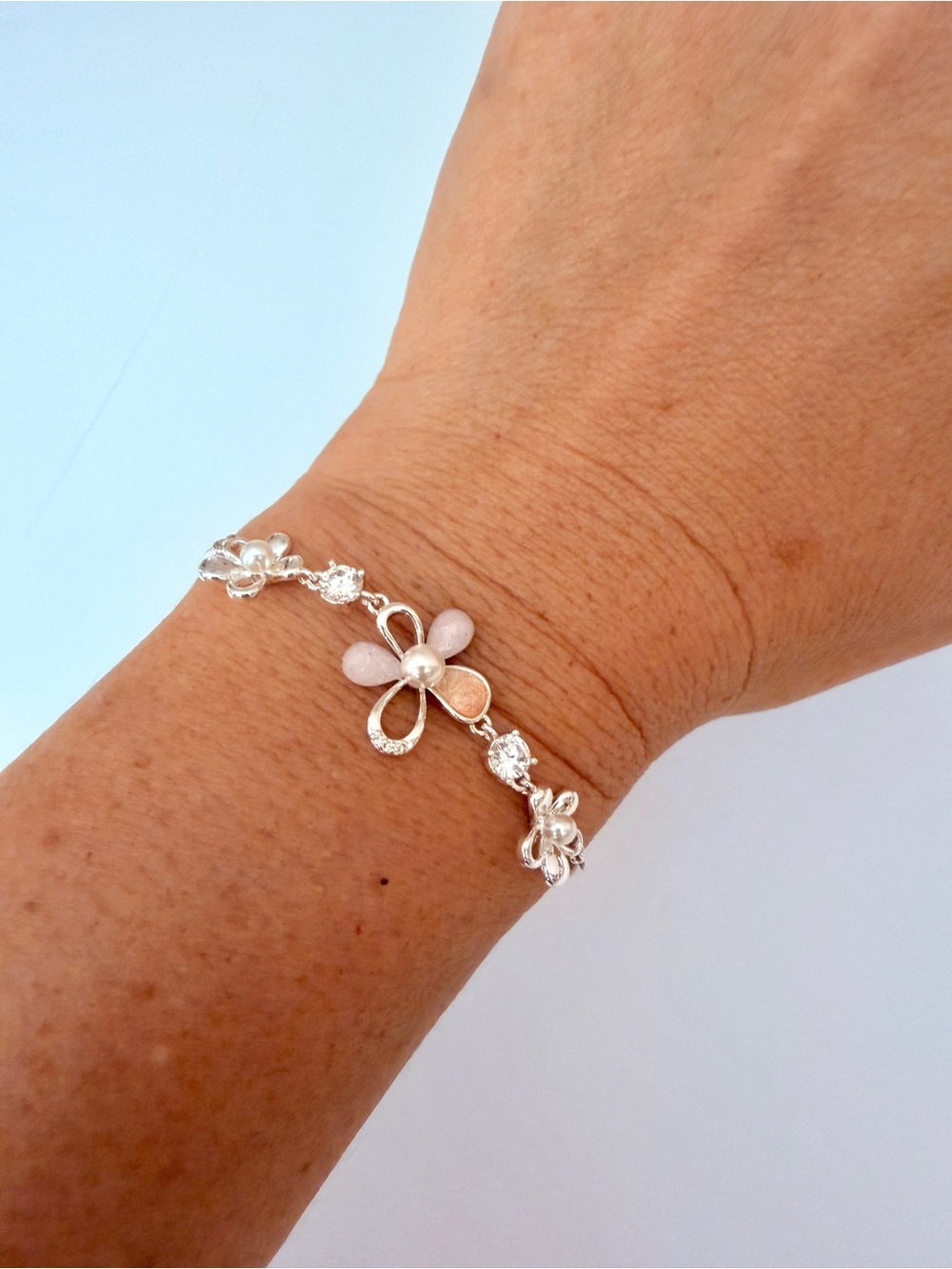 NWT Hanalulu Silver Daisy Bracelet